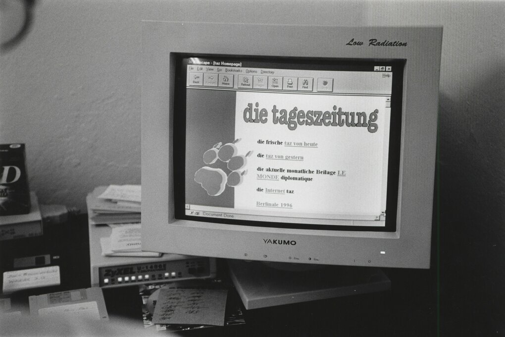 Auf einem alten PC-Monitor ist die taz im Internet zu sehen, 1996