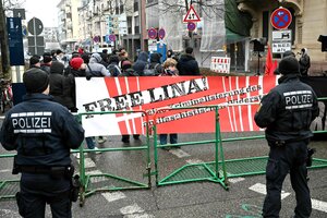 Vor dem Bundesgerichtshof (BGH) findet eine Demonstration statt. Hierbei wird ein Transparent gezeigt auf dem steht 