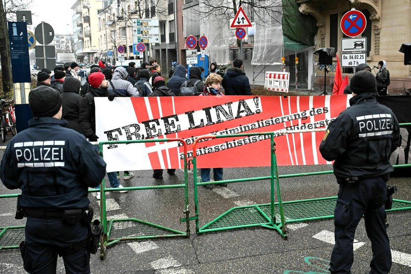 Vor dem Bundesgerichtshof (BGH) findet eine Demonstration statt. Hierbei wird ein Transparent gezeigt auf dem steht "Free Lina".