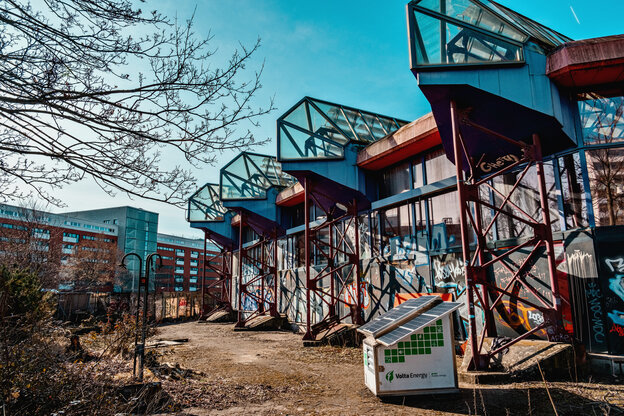 Außenansicht eines mit Graffiti besprühten Gebäudes mit Glas und Stahlkonstruktionen