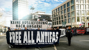 Mehr als 1.000 Menschen demonstrieren am 25.01.2025 in Jena gegen die Auslieferung von Antifaschist*innen nach Ungarn