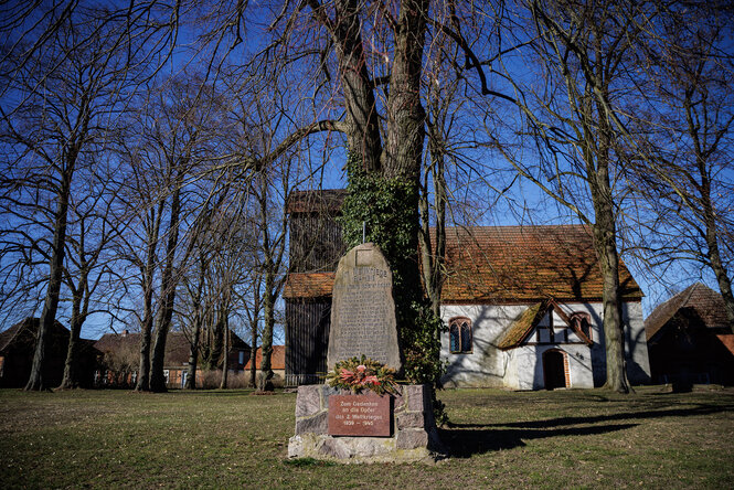 Ein Kriegerdenkmal vor der Dorfkirche in Kieve