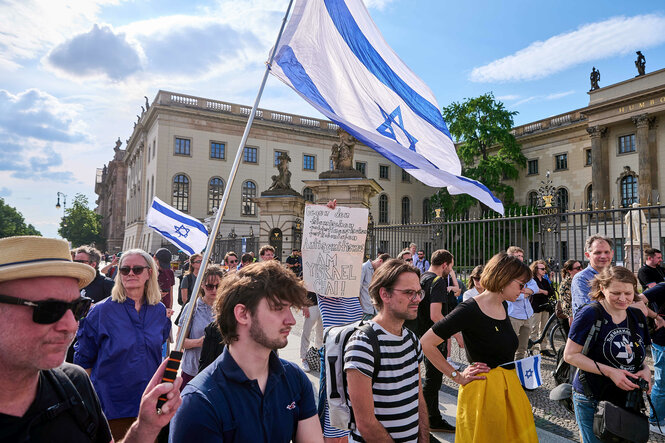 Menschen mit israelischer Fahne vor dem Hauptgebäude der Humboldt-Universität