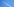Flugzeug mit Kondensstreifen vor blauem Himmel.