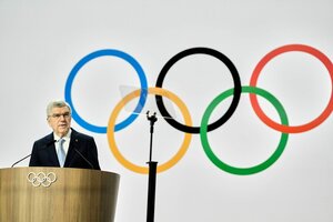 Thomas Bach am Rednerpult, im Hindergrund die Olympischen Ringe