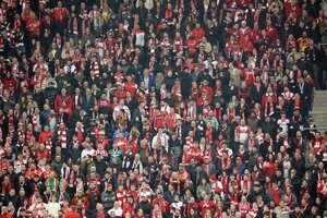 Viele Fussballfans in einem Stadion