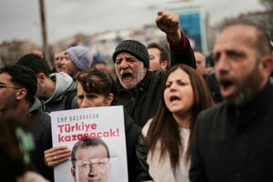 Menschen skandieren Slogans und halten Plakate des Istanbuler Bürgermeisters Ekrem Imamoglu