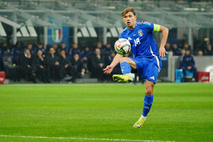 Barella nimmt den Ball aus der Luft mit dem rechten Bein an