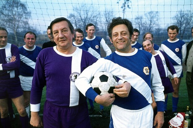 Hans Rosenthal im Fussballtrikot mit anderen Spielern der Prominentenelf