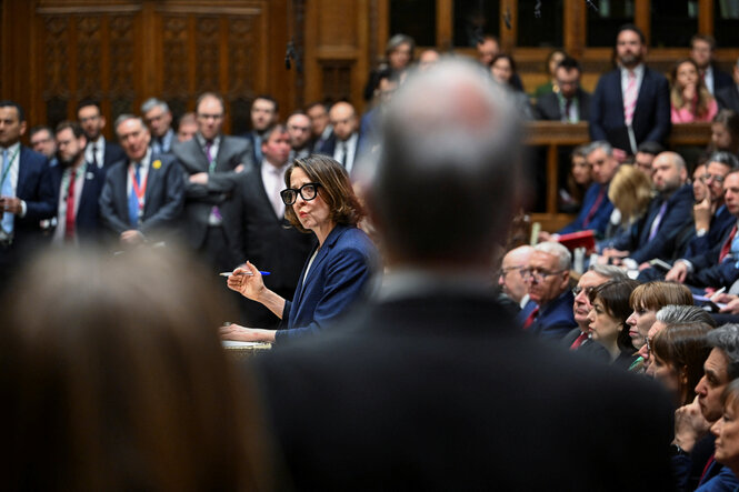 Liz Kendall steht am Rednerpult und spricht im Unterhaus in London