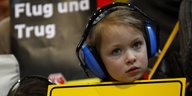 Kind mit Ohrenschützern bei Anti-Fluglärmdemo in Ffm