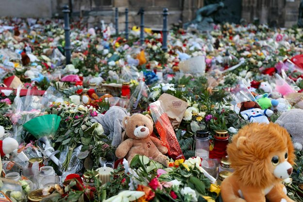 Hunderte Kerzen, Blumen und Plüschtiere finden sich vor der Johanniskirche für die Opfer des Anschlags. Vier Tage vor Heiligabend gab es einen Anschlag auf den Magdeburger Weihnachtsmarkt.