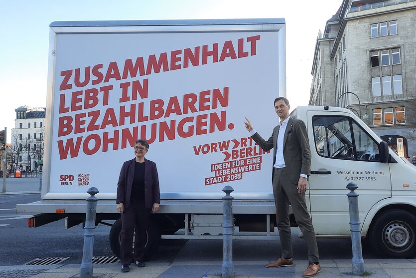 SPD-Spitze mit Plakat am Tauentzien