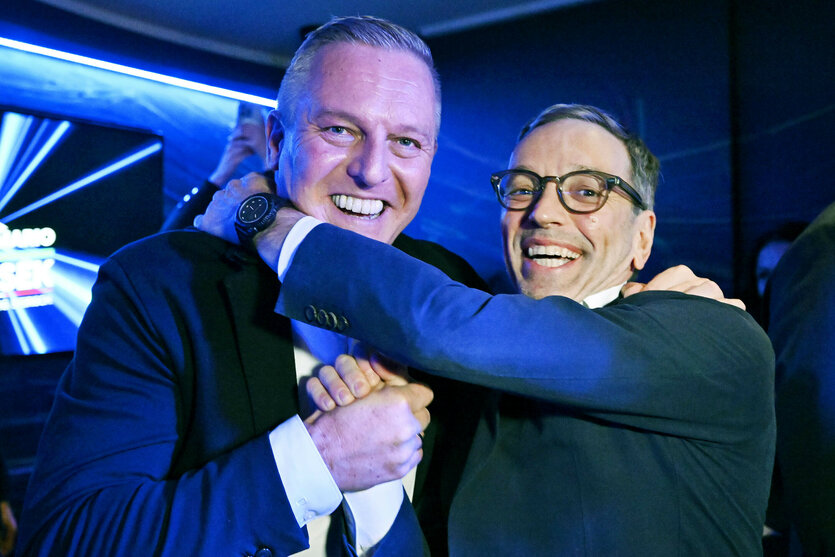 FPÖ-Spitzenkandidat Mario Kunasek und FPÖ-Chef Herbert Kickl jubeln bei der FPÖ-Wahlfeier nach der Steirischen Landtagswahl.