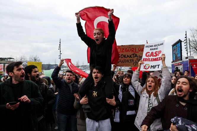 Demonstrierend emit Turkei-Flagge.