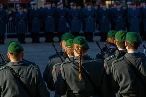 Soldaten und Soldatinnen stehen in der Ehrenformation zusammen