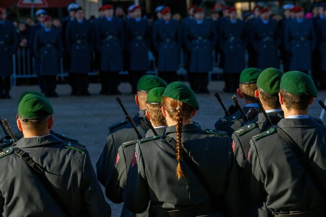 Soldaten und Soldatinnen stehen in der Ehrenformation zusammen