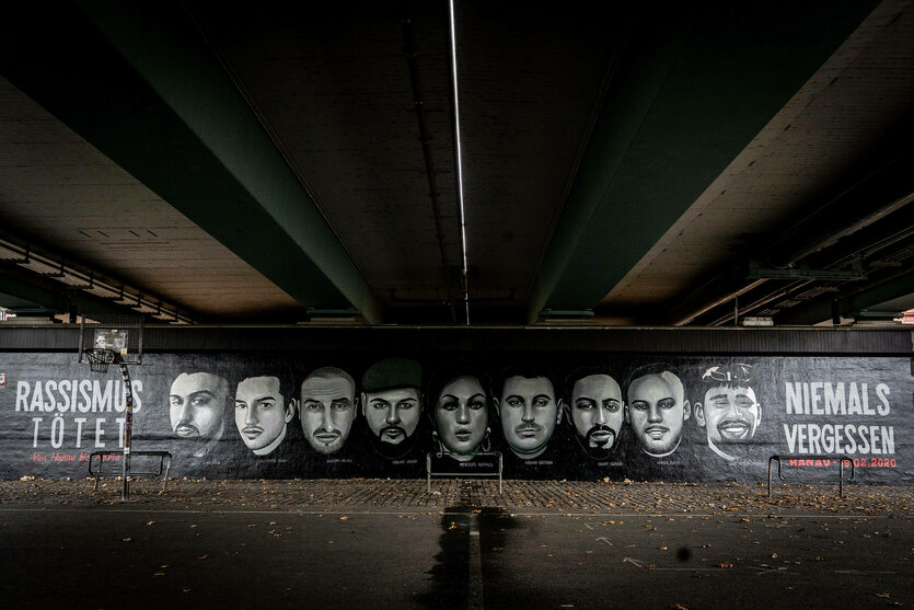 Graffito unter einer Brücke mit den Gesichtern von Fatih Saracoglu, Vili Viorel Paun, Kaloyan Velkov, Ferhat Unvar, Mercedes Kierpacz, Goekhan Gueltekin Gökhan Gültekin, Sedat Guerbuez Gürbüz, Hamza Kurtovic und Said Nesar Hashemi