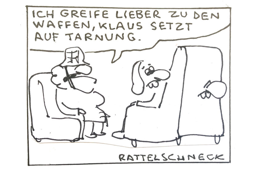 Zwei Frauen sitzen sich auf Sesseln gegenüber. Eine trägt einen Militärhelm. Sie sagt: "Ich greife zu den Waffen, Klaus setzt auf Tarnung." Die andere hat den Kopf nach hinten gedreht, das hinten aus ihrem Sessel ein Gesicht rausschaut.