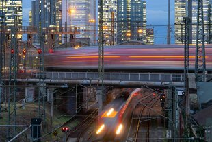 Züge verkehren am Hauptbahnhof in Frankfurt (Aufnahme mit Langzeitbelichtung).