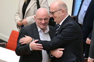 Das Bild zeigt Brandenburgs Ministerpräsident Dietmar Woidke (SPD) und seinen Stellvertreter Robert Crumbach (BSW)