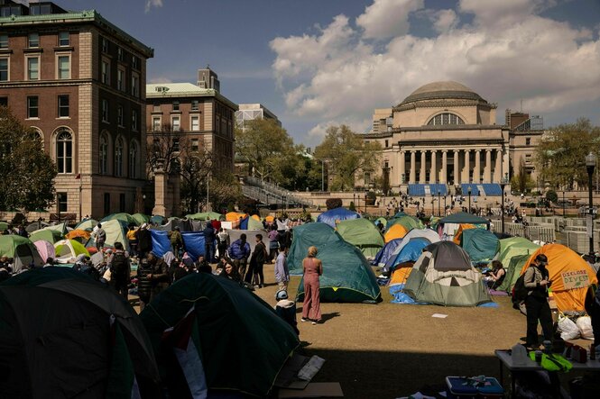 Pro-Palästinensisches Protestcamp auf dem Campus der Columbia Universität in Newy York - viele kleine Zelte stehen zwischen den alt-ehrwürdigen Gebäuden