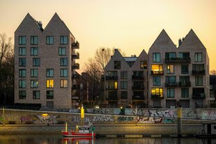 Wohnhäuser an der Weser in der Bremer Innenstadt, die Fenster in den 6-geschossigen Häusern sind erleuchtet, die Fassade geklinkert