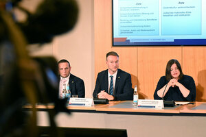 Katharina Fegebank (r, Bündnis 90/Die Grünen), Zweite Bürgermeisterin und Senatorin für Wissenschaft, Forschung und Gleichstellung, spricht auf einer Pressekonferenz neben Stefan Hensel (M), dem Hamburger Beauftragten für jüdisches Leben und die Bekämpfun