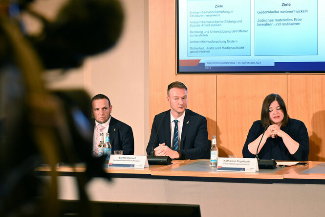 Katharina Fegebank (r, Bündnis 90/Die Grünen), Zweite Bürgermeisterin und Senatorin für Wissenschaft, Forschung und Gleichstellung, spricht auf einer Pressekonferenz neben Stefan Hensel (M), dem Hamburger Beauftragten für jüdisches Leben und die Bekämpfung und Prävention von Antisemitismus, und David Rubinstein (l), Geschäftsführer der Jüdischen Gemeinde in Hamburg.