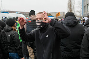 Vermummter Neonazi zeigt 