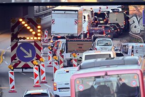 Das Foto zeigt einen Stau auf der Berliner Stadtautobahn wegen der Sperrung der Ringbahnbrücke.