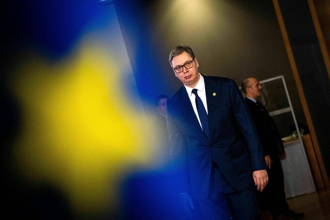 Der serbische Präsident Alexander Vucic beim Treffen der EU und westlicher Balkanländer - vor Vucic eine unscharfe Europaflagge