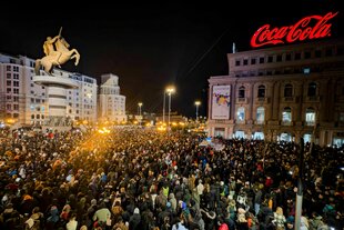 Demonstration auf einem Platz in einer Stadt.