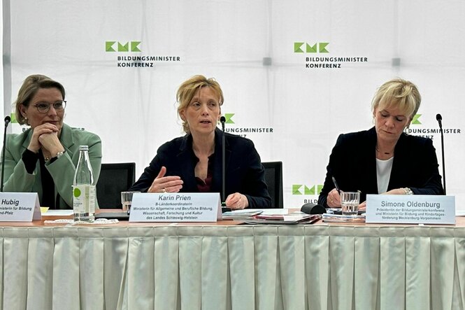 Die drei Bildungsministerinnen Stefanie Hubig, Karin Prien und Simone Oldenburg sitzen an einem Tisch.