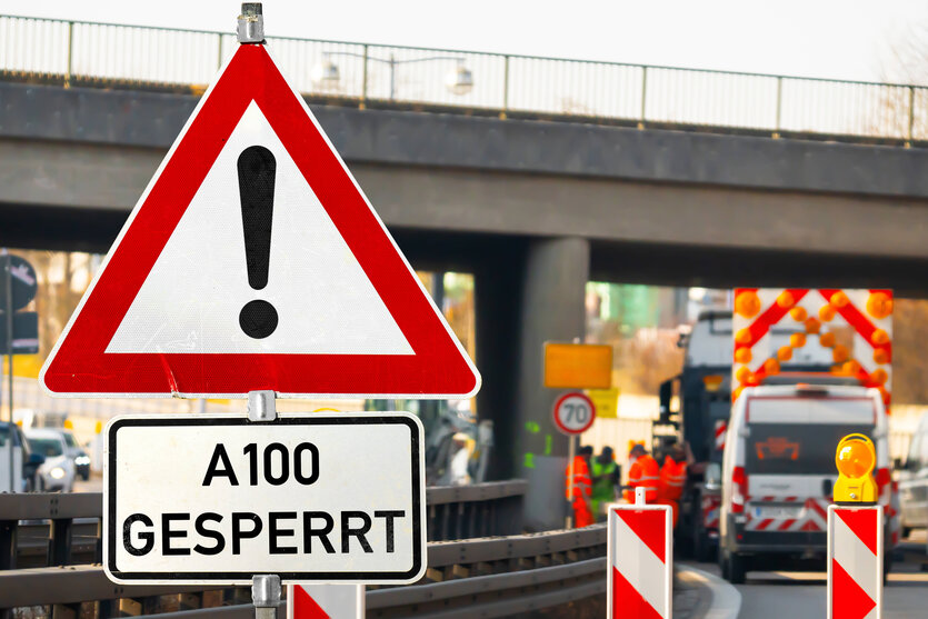 Verkehrsschild "A100 gesperrt" vor Autobahnbrücke