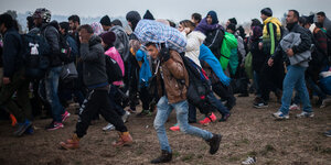 Flüchtlinge im slowenischen Rigonice auf dem Weg zu einem Bus.