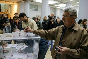 Menschen geben ihre Stimmen in einem Wahllokal der Republikanischen Volkspartei (CHP) bei einer symbolischen Wahl in Istanbul ab