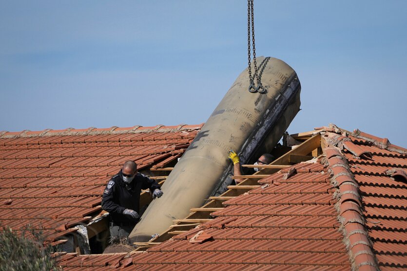 Israelische Polizisten eines Bombenentschärfungskommandos entfernen einen Teil einer Rakete, die von den jemenitischen Houthi-Rebellen abgefeuert wurde, das ein Haus im israelischen Dorf Mevo Beitar in der Nähe von Jerusalem getroffen hatte.