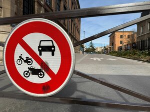 Am Eingang zu einer Fußgängerstraße weist ein Schild daraufhin, dass Autos und Motorräder verboten sind.