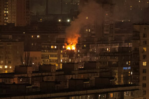 Feuer in einem Wohnblock in der Nacht.