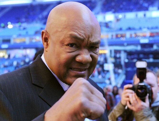 Der ehemalige Boxer George Foreman gestikuliert richtung Kamera.