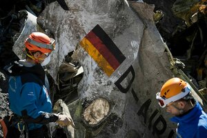 Auf diesem Foto vom 31. März 2015, das vom französischen Innenministerium zur Verfügung gestellt wurde, arbeiten französische Rettungskräfte zwischen den Trümmern des Germanwings-Passagierjets an der Absturzstelle in der Nähe von Seyne-les-Alpes, Frankrei