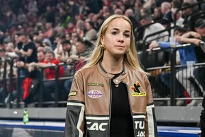 Giulia Gwinn in Alltagskleidung vor Fans