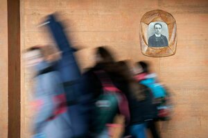 Porträt von Rudolf Steiner in einer Schule, im Vordergrund unscharf, rennen SchülerInnen vorbei