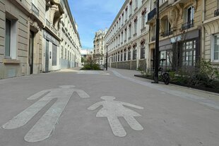 Eine Markierung auf dem Boden weist darauf hin, dass diese Straße in Paris Fußgehzone ist.