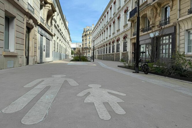 Eine Markierung auf dem Boden weist darauf hin, dass diese Straße in Paris Fußgehzone ist.