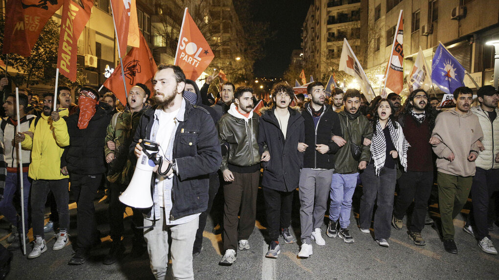 Viele Personen auf einer Demonstration.