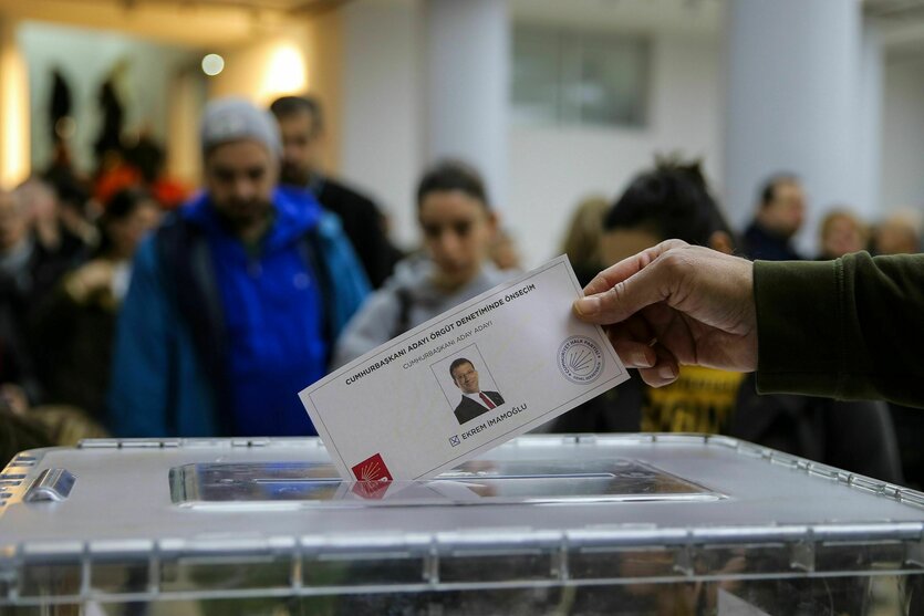 Menschen geben ihre Stimmen in einem Wahllokal der Republikanischen Volkspartei (CHP) bei einer symbolischen Wahl in Istanbul ab