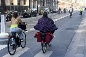 Menschen auf Fahrrädern auf einer Radspur