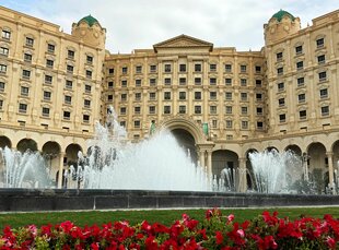 Frontansicht der neoklassizistischen Fassade eines Luxushotels mit Springbrunnen